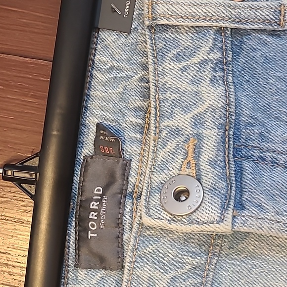 NWT Torrid distressed jeans size 18 short straight leg light denim - Picture 3 of 12